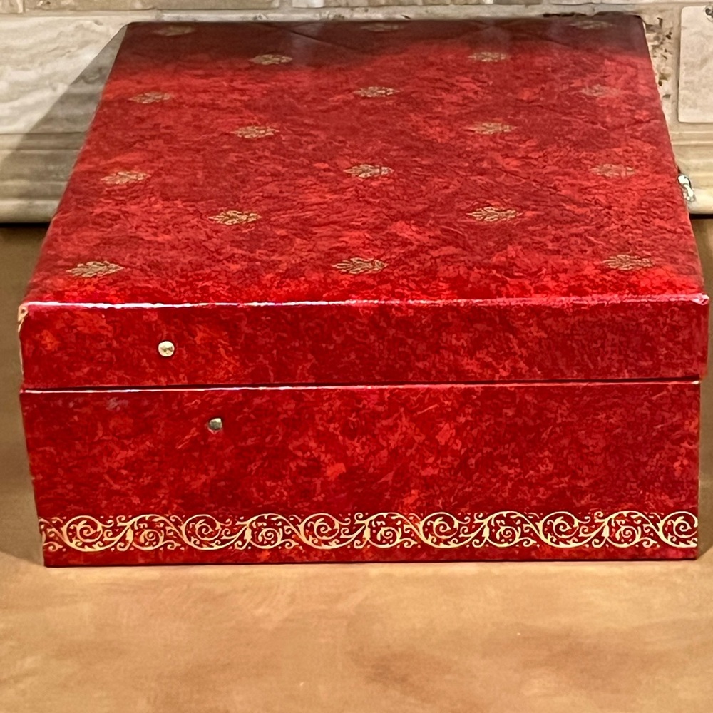 Mele & Co. VNTG. Red 2 tiered jewelry Box with Gold Accents, good condition - Picture 5 of 9